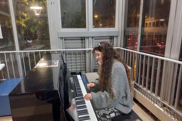 tessa-au-piano-bts19963A702-EB56-C2F4-03B5-DCA3780B5137.jpg